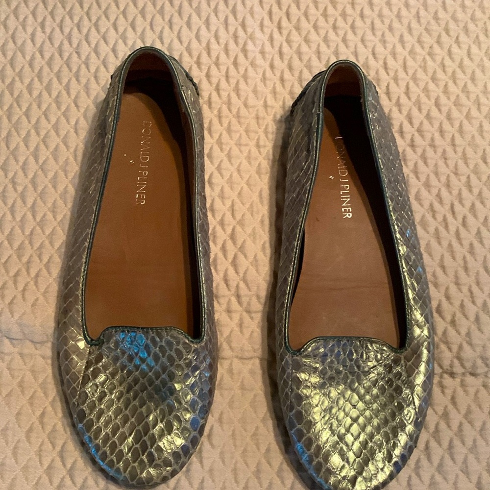 Donald Pliner like new flats snake leather